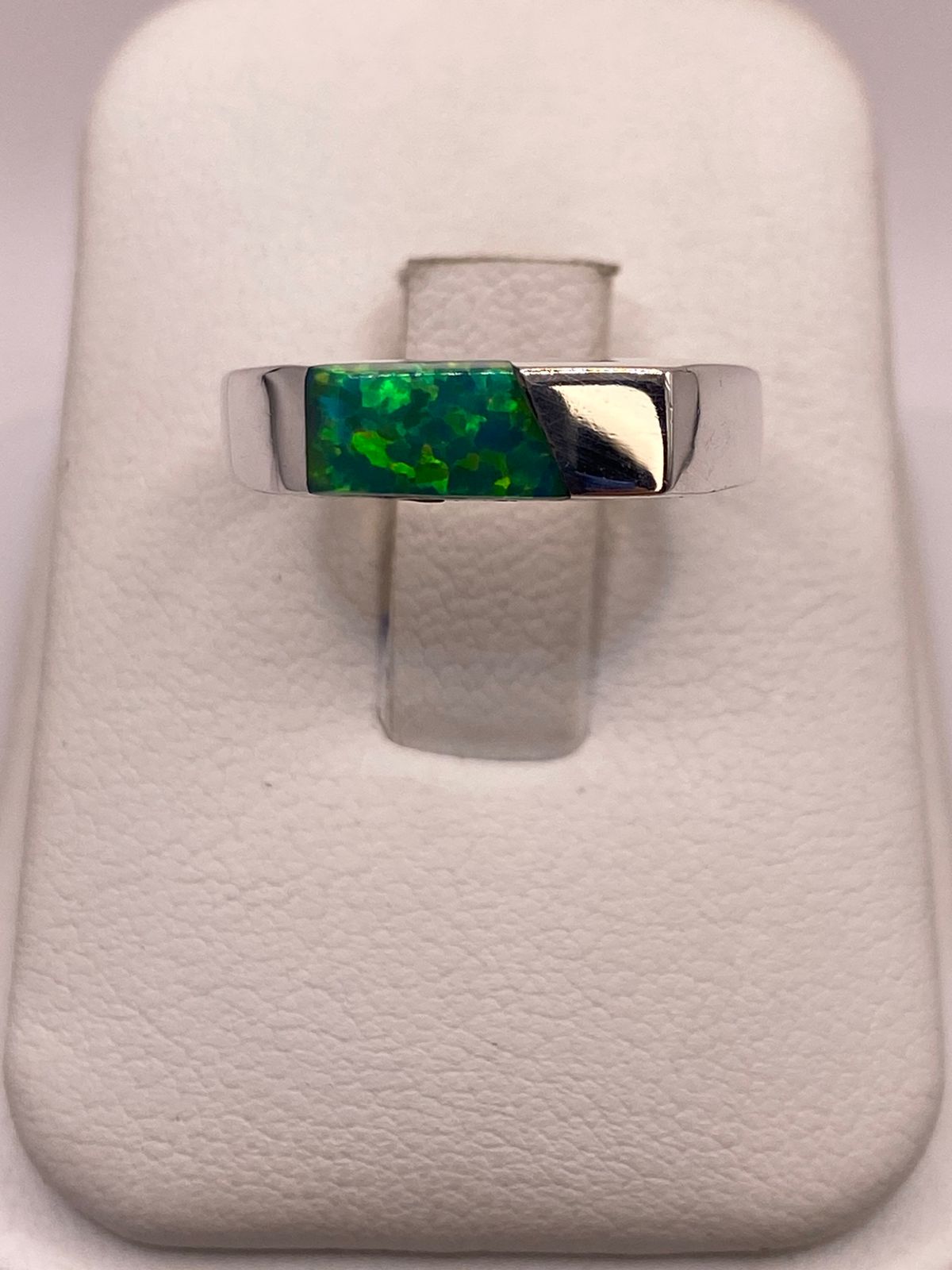 Anillo Geométrico de Plata Ley 950 con Ópalo Verde, vista lateral