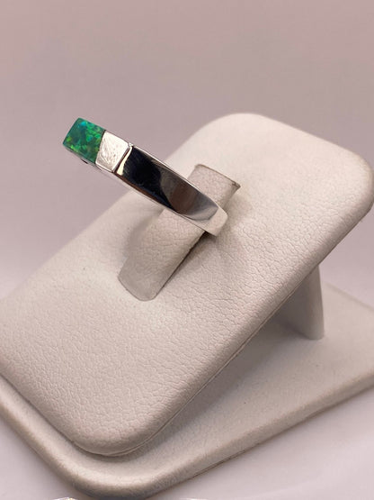 Anillo Geométrico de Plata Ley 950 con Ópalo Verde, vista frontal