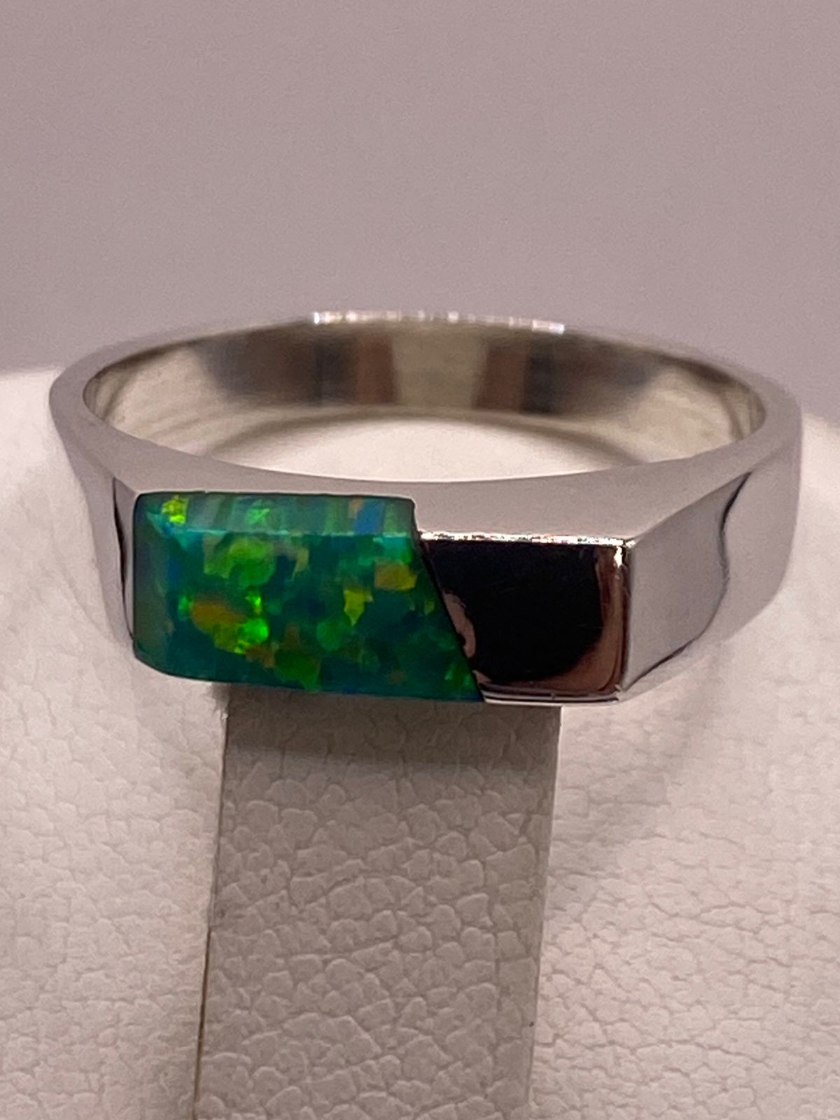Anillo Geométrico de Plata Ley 950 con Ópalo Verde, vista de detalle