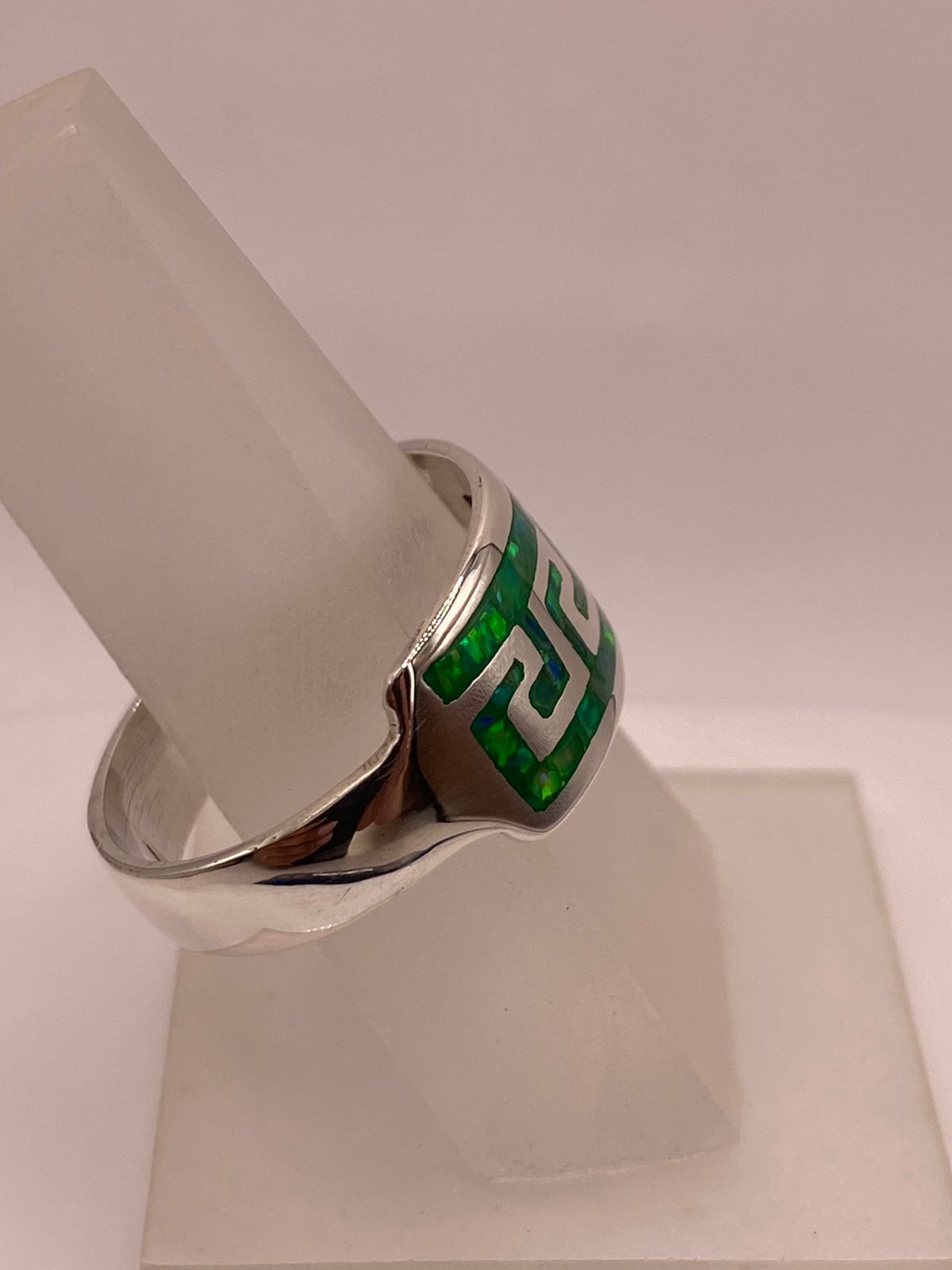 Anillo Geométrico de Plata Ley 950 con Ópalo Verde y Azul, vista de detalle