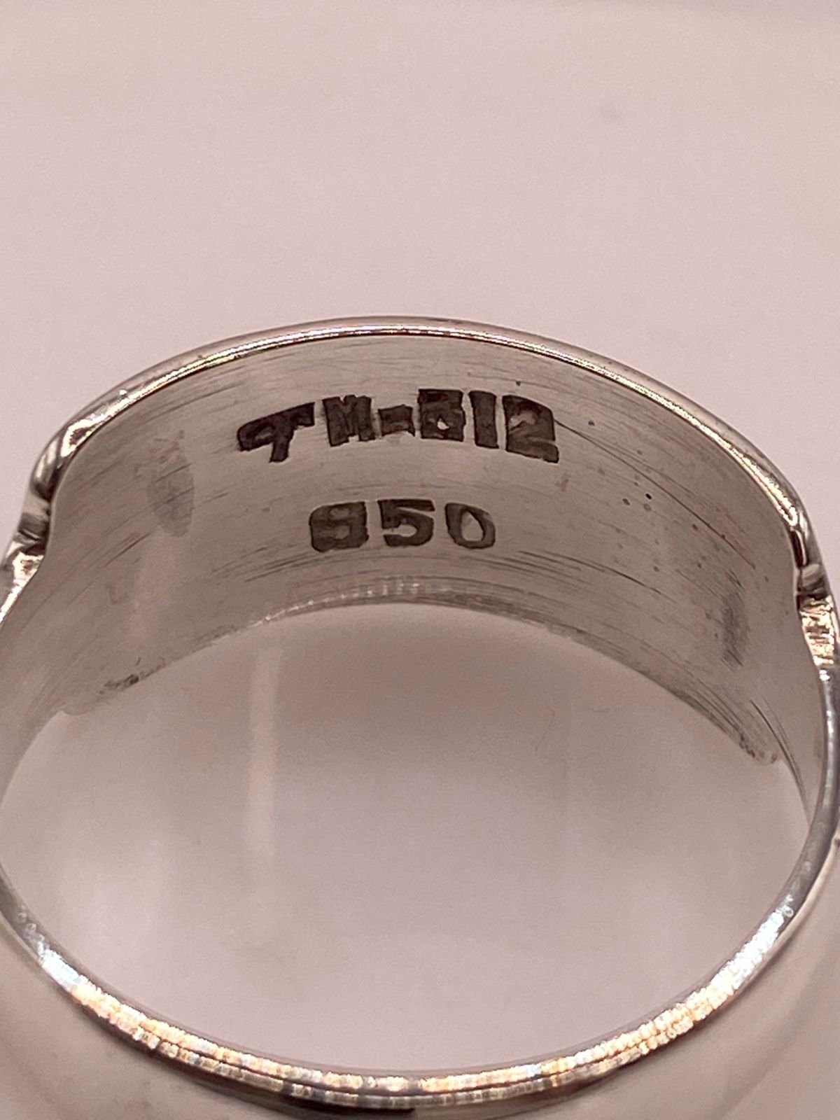 Anillo Geométrico de Plata Ley 950 con Ópalo Verde y Azul, sello de autenticidad Plata Ley .925
