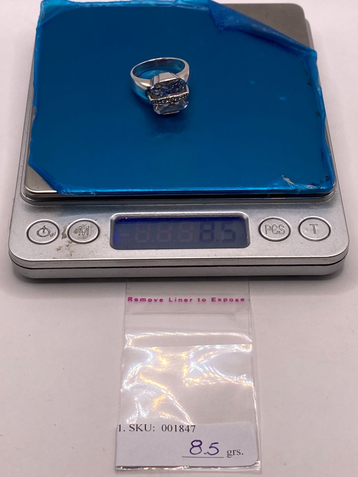 Anillo Geométrico de Plata 925 con Zirconia Blanca Facetada, peso en gramos (báscula)