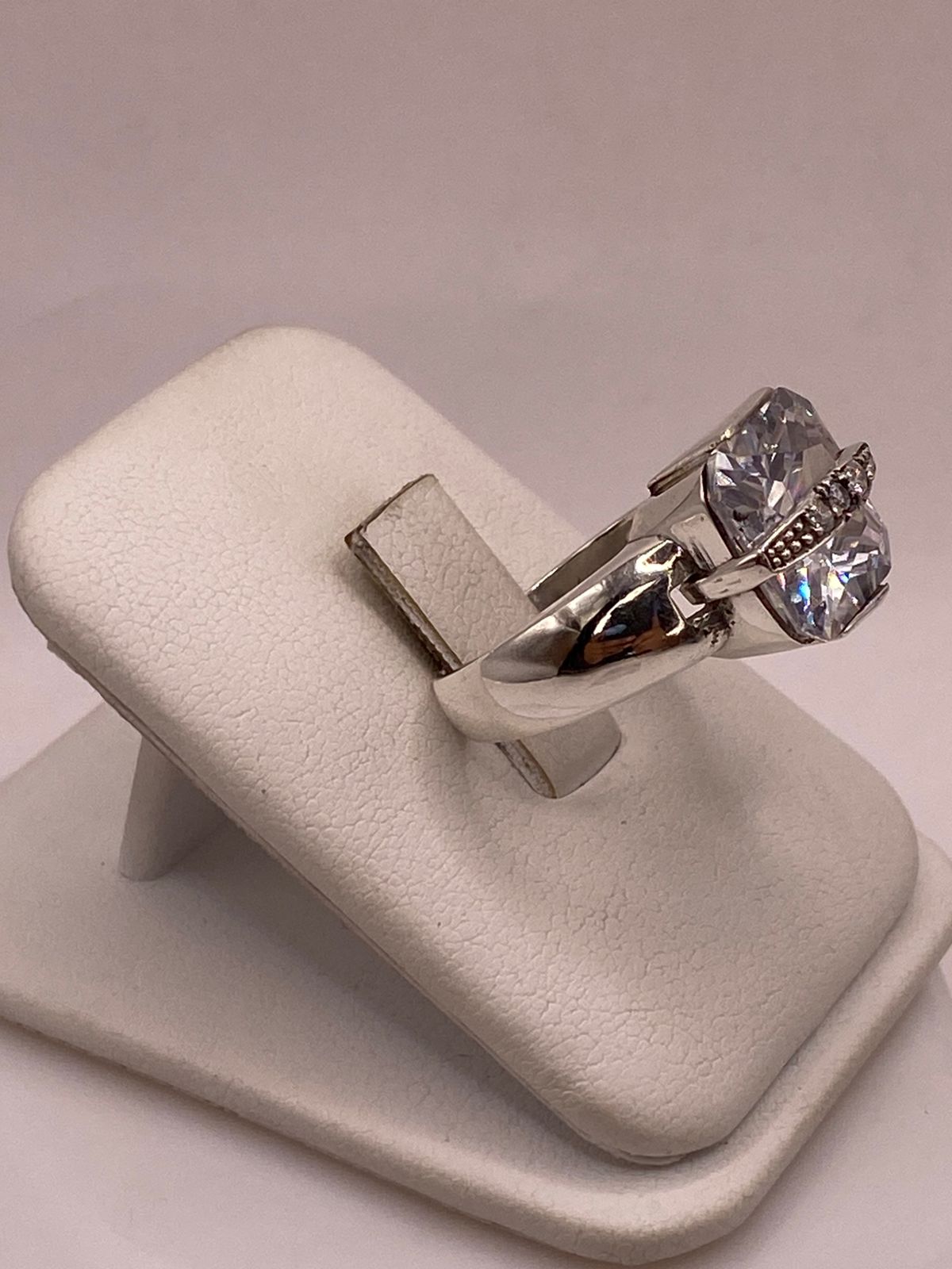 Anillo Geométrico de Plata 925 con Zirconia Blanca Facetada, vista lateral