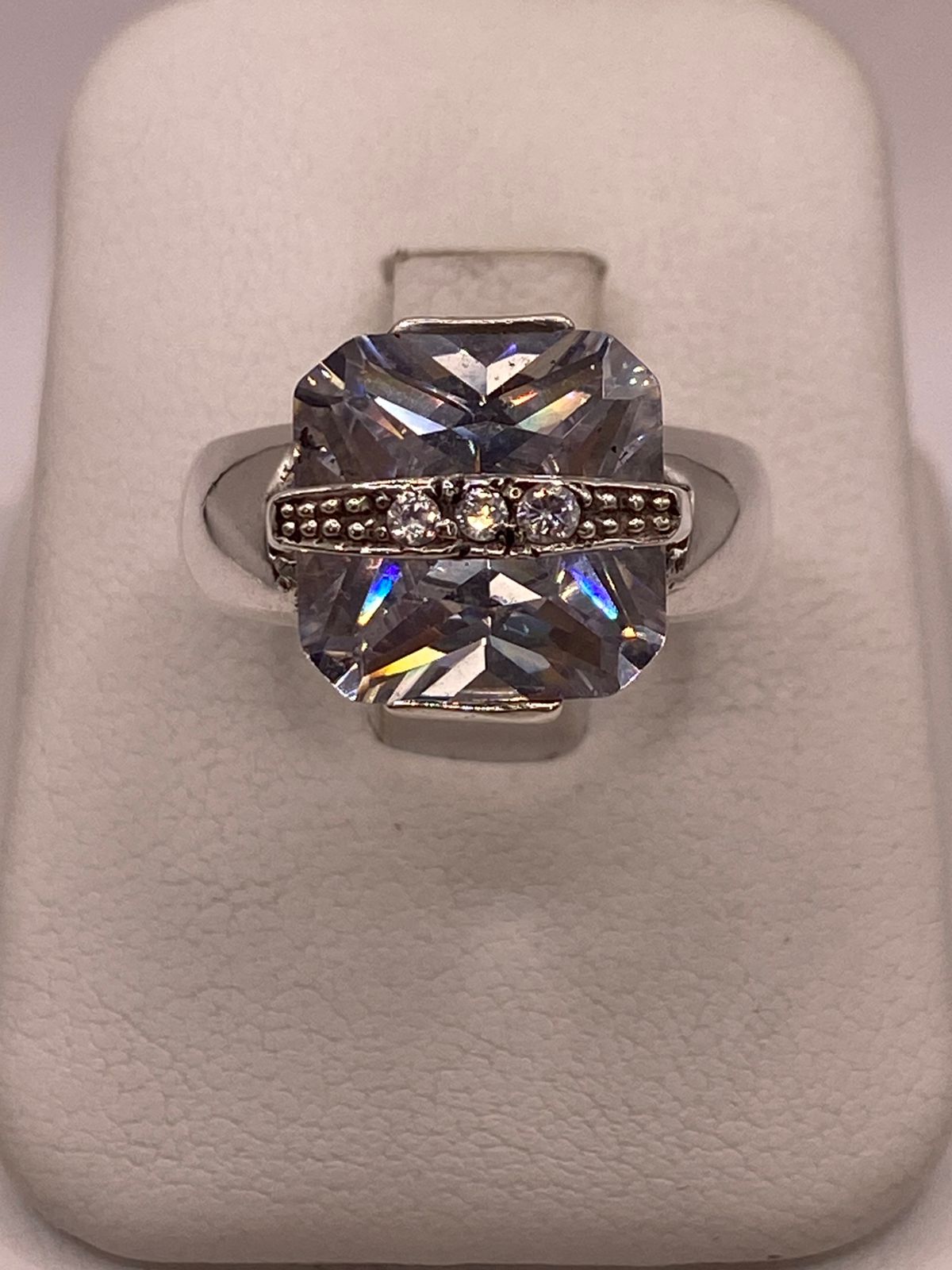 Anillo Geométrico de Plata 925 con Zirconia Blanca Facetada — ángulo diagonal