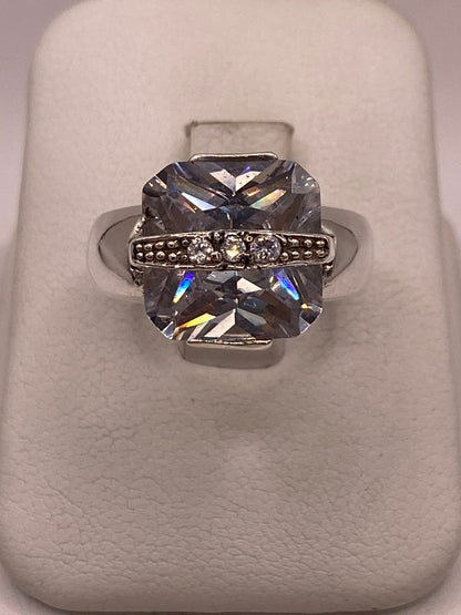 Anillo Geométrico de Plata 925 con Zirconia Blanca Facetada — ángulo diagonal