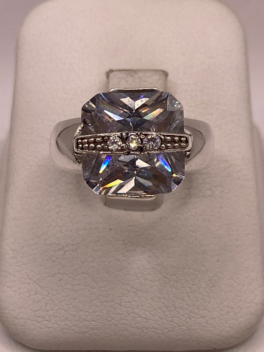 Anillo Geométrico de Plata 925 con Zirconia Blanca Facetada — ángulo diagonal