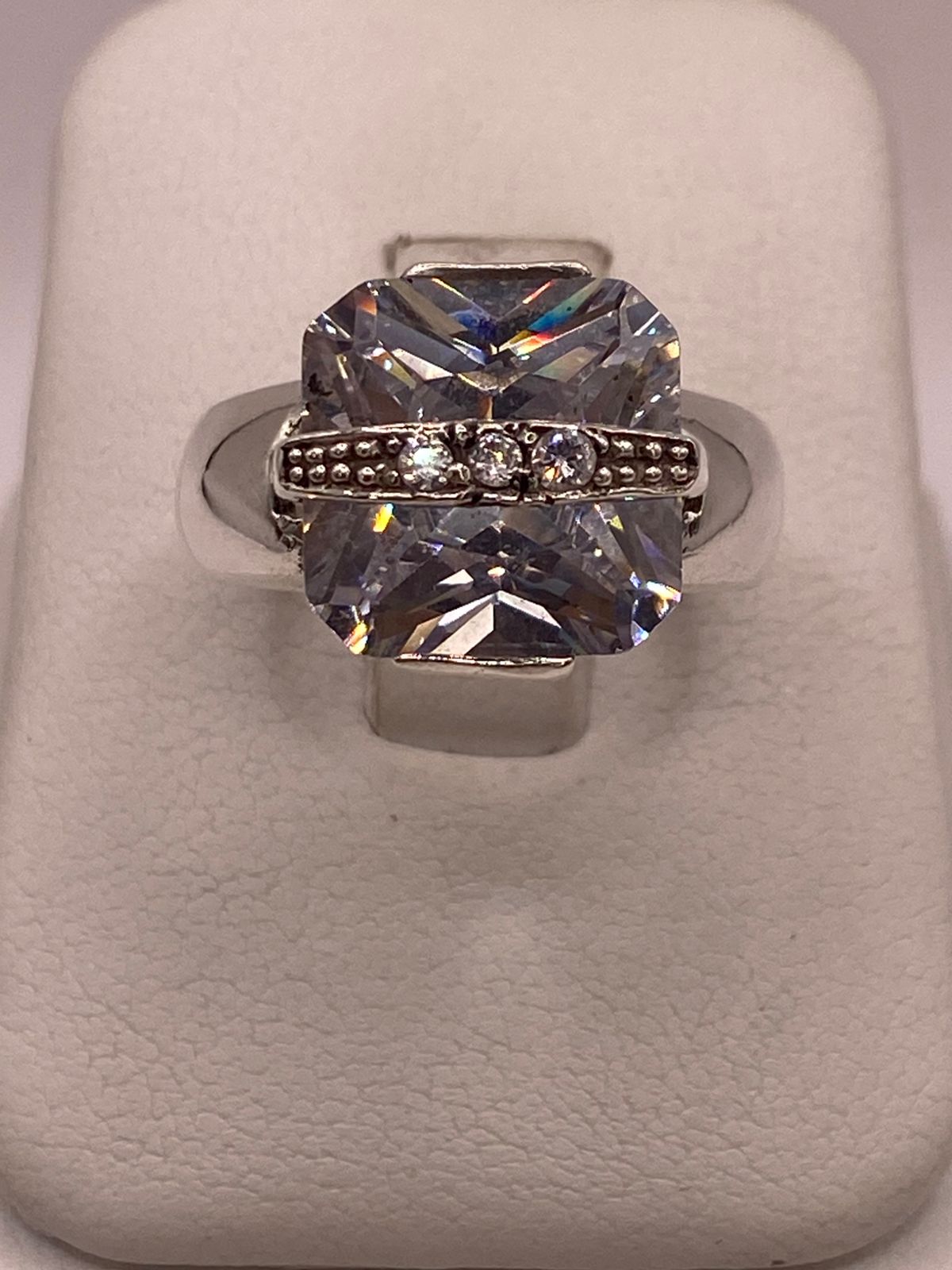 Anillo Geométrico de Plata 925 con Zirconia Blanca Facetada, vista de detalle