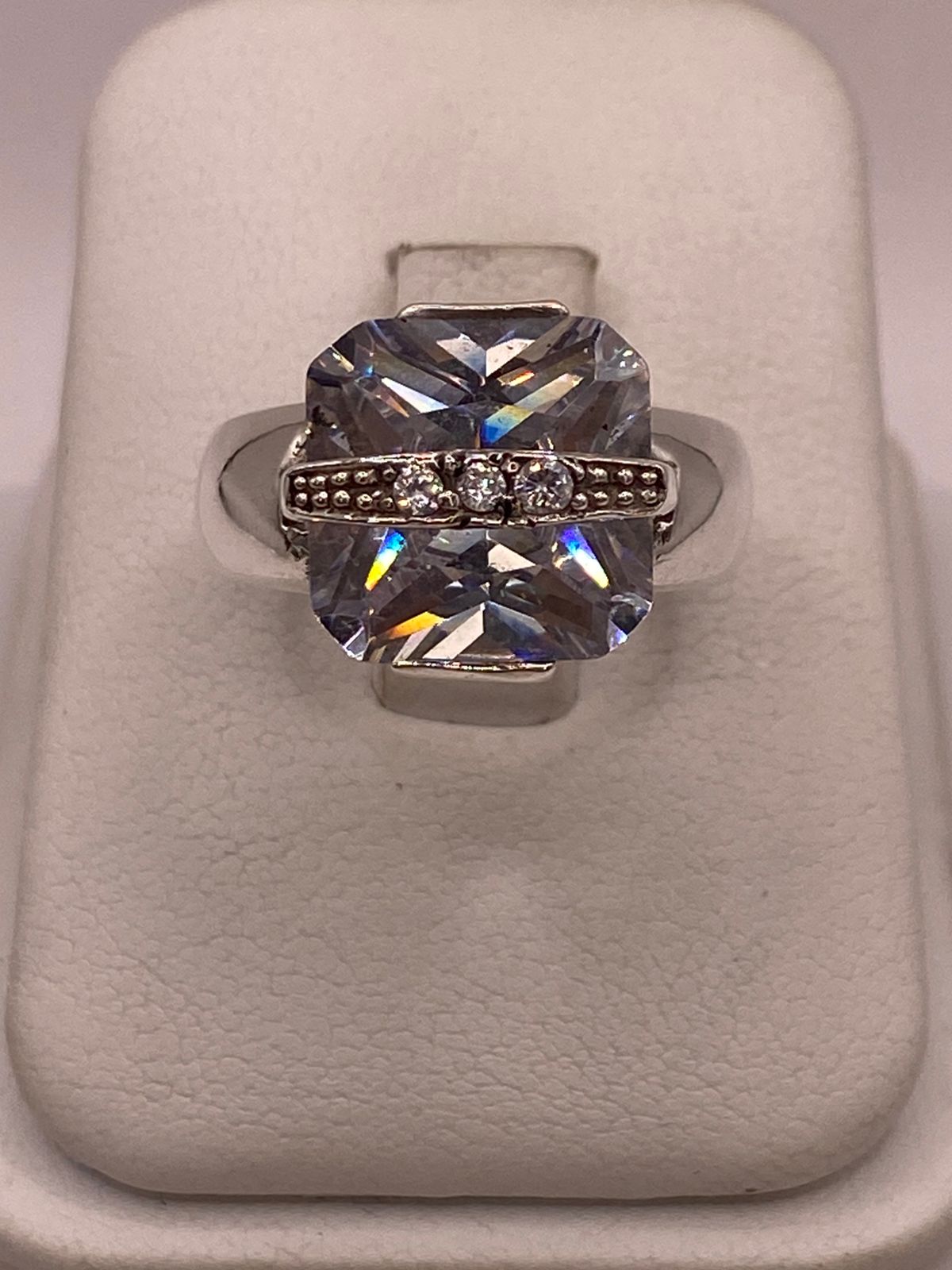 Anillo Geométrico de Plata 925 con Zirconia Blanca Facetada, vista frontal