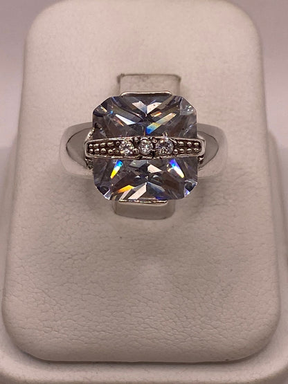 Anillo Geométrico de Plata 925 con Zirconia Blanca Facetada, vista frontal
