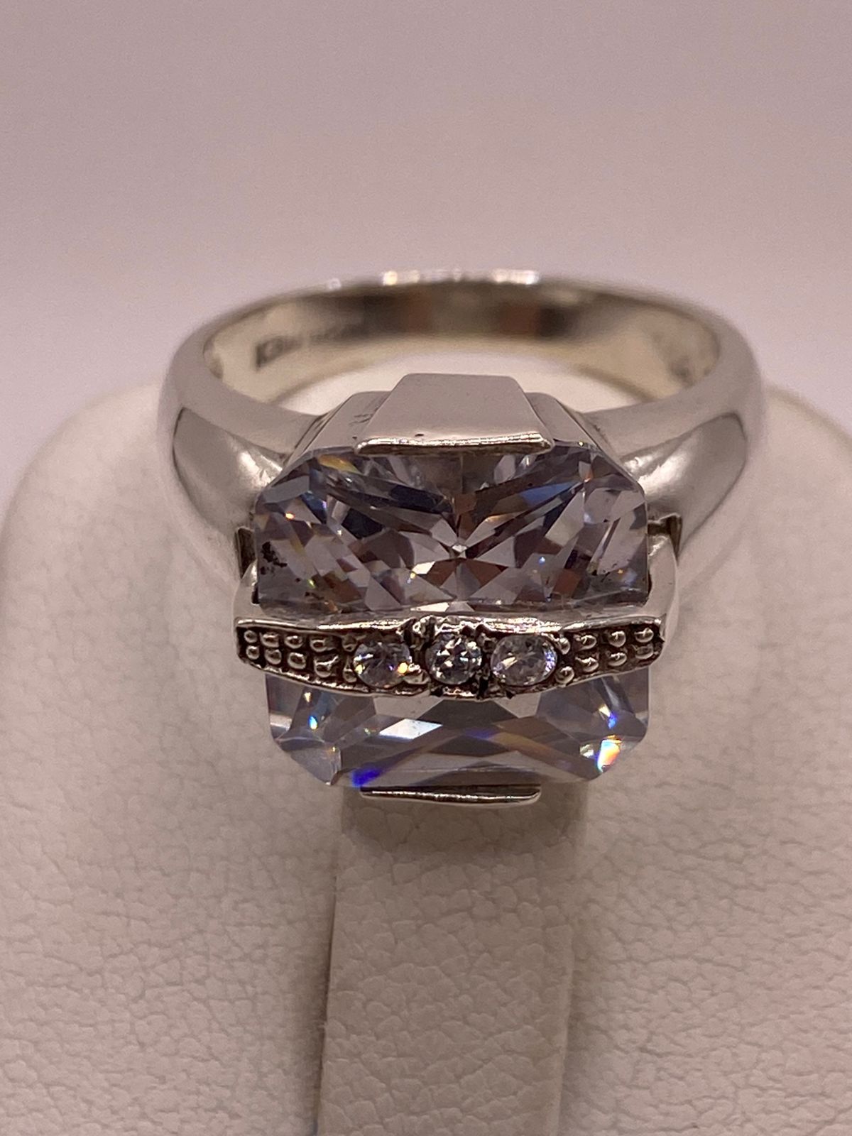 Anillo Geométrico de Plata 925 con Zirconia Blanca Facetada, sello de autenticidad Plata Ley .925