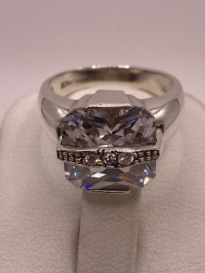 Anillo Geométrico de Plata 925 con Zirconia Blanca Facetada, sello de autenticidad Plata Ley .925
