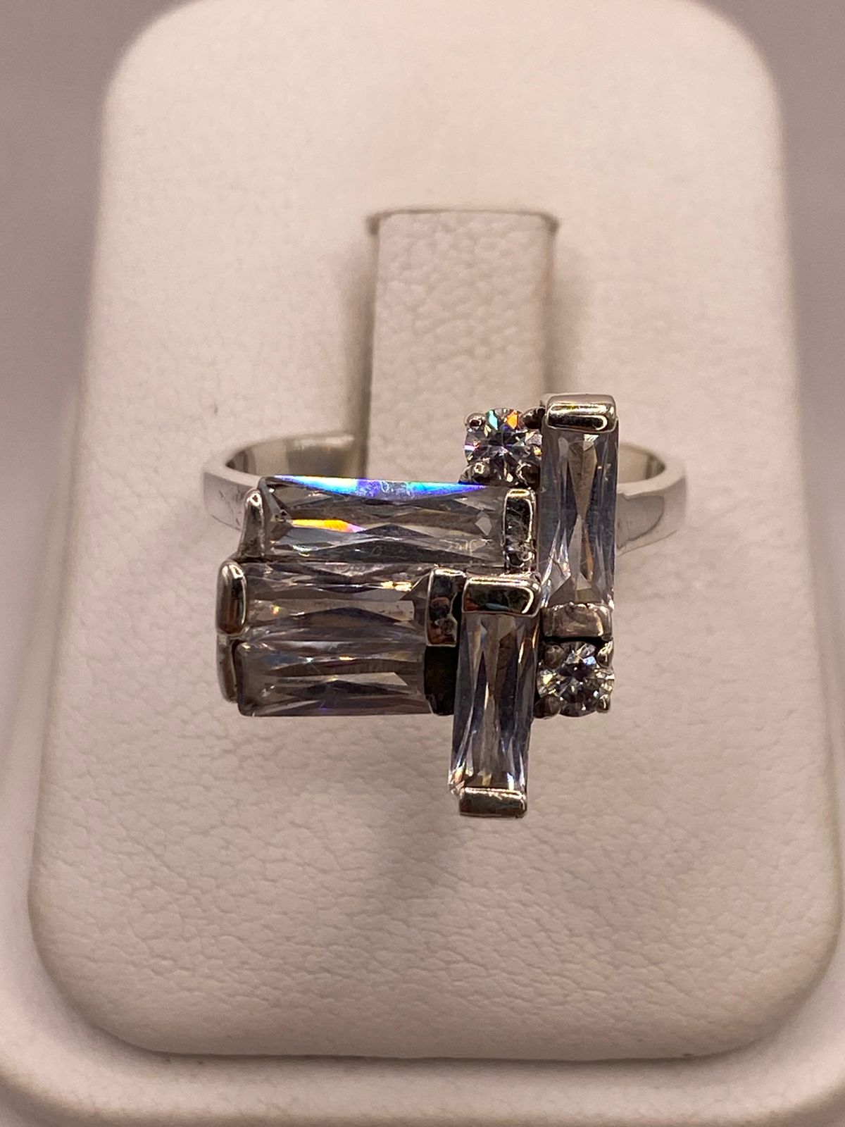 Anillo Geométrico con Zirconias en Plata Ley 925, vista frontal