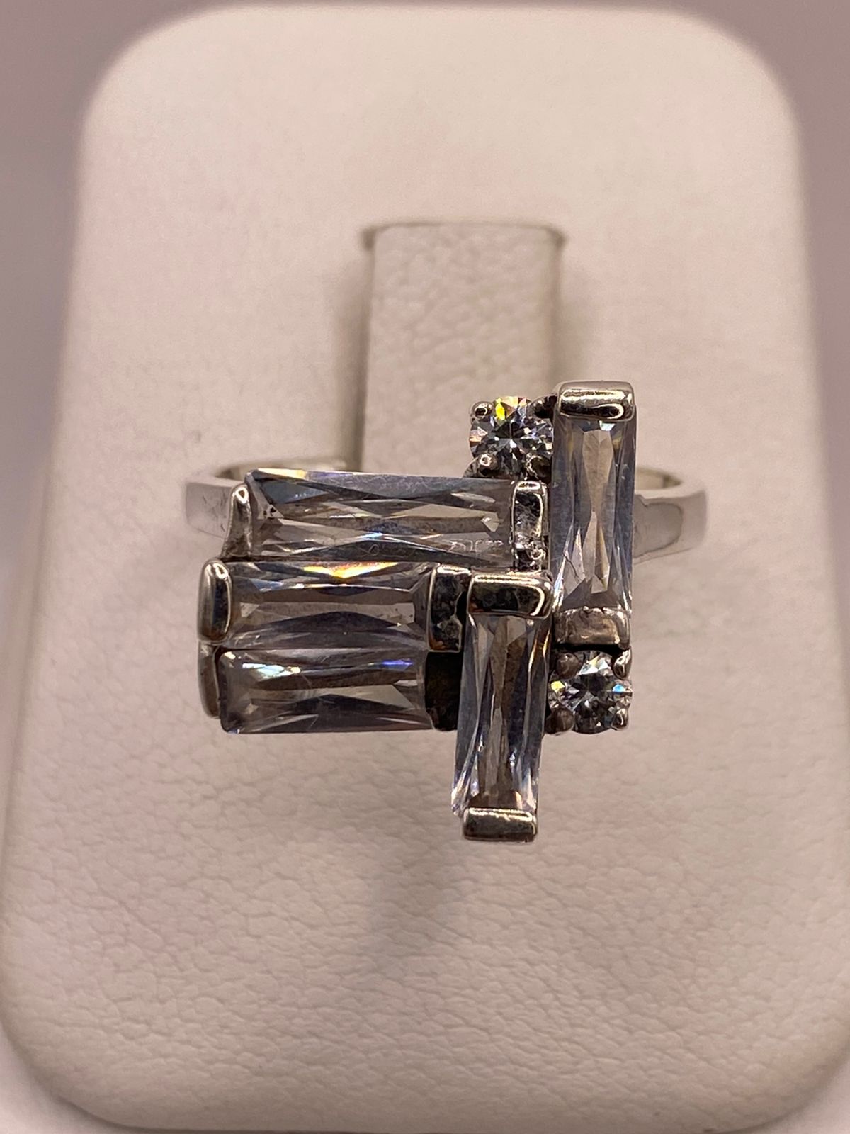 Anillo Geométrico con Zirconias en Plata Ley 925, vista de detalle
