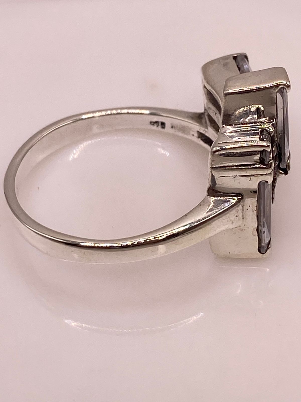 Anillo Geométrico con Zirconias en Plata Ley 925, sello de autenticidad Plata Ley .925
