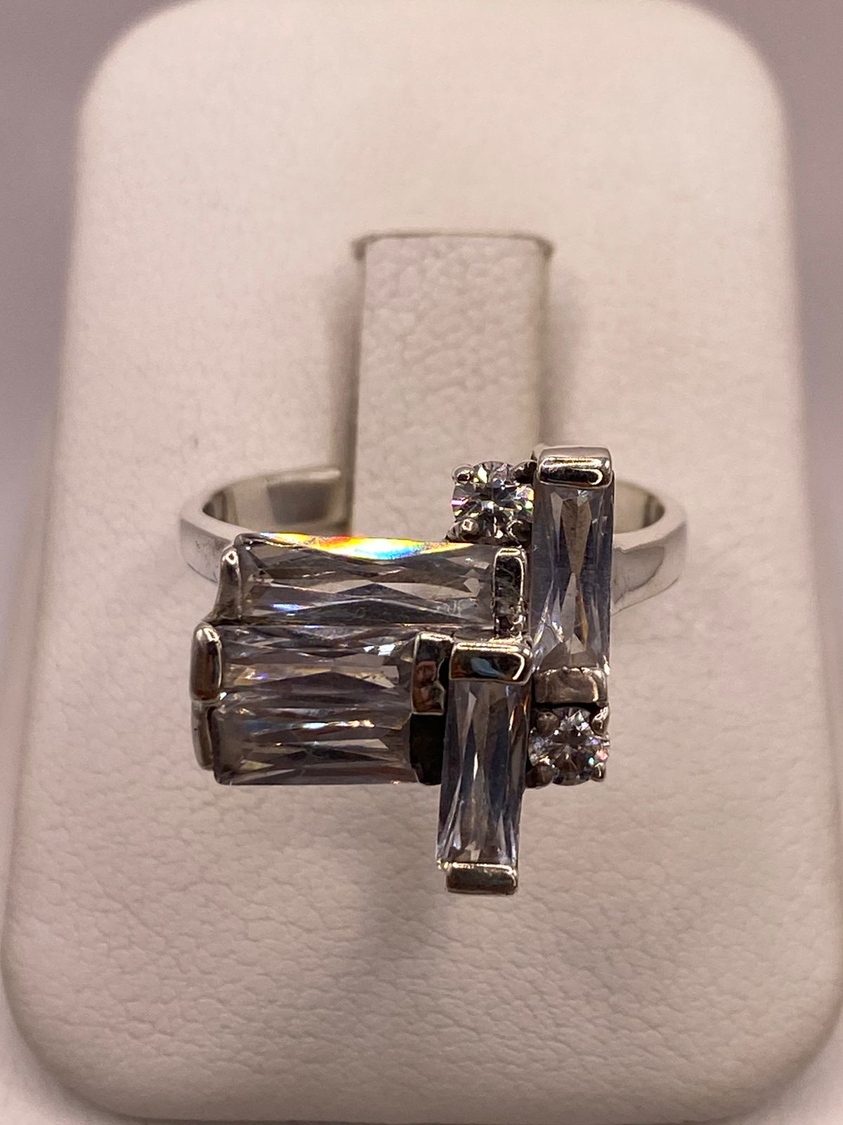 Anillo Geométrico con Zirconias en Plata Ley 925 en báscula mostrando peso