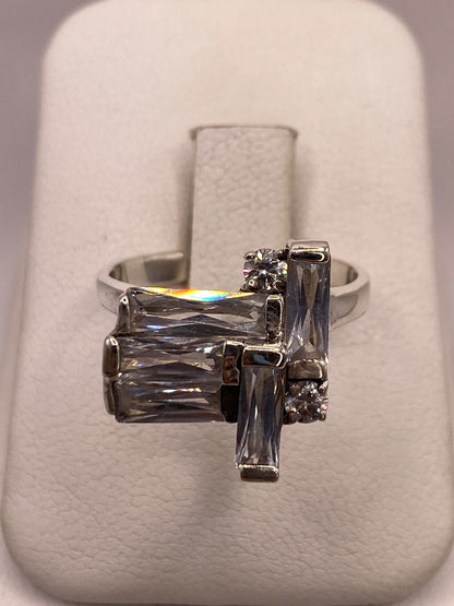 Anillo Geométrico con Zirconias en Plata Ley 925 en báscula mostrando peso