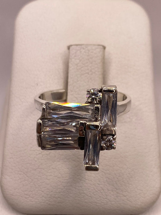 Anillo Geométrico con Zirconias en Plata Ley 925 en báscula mostrando peso