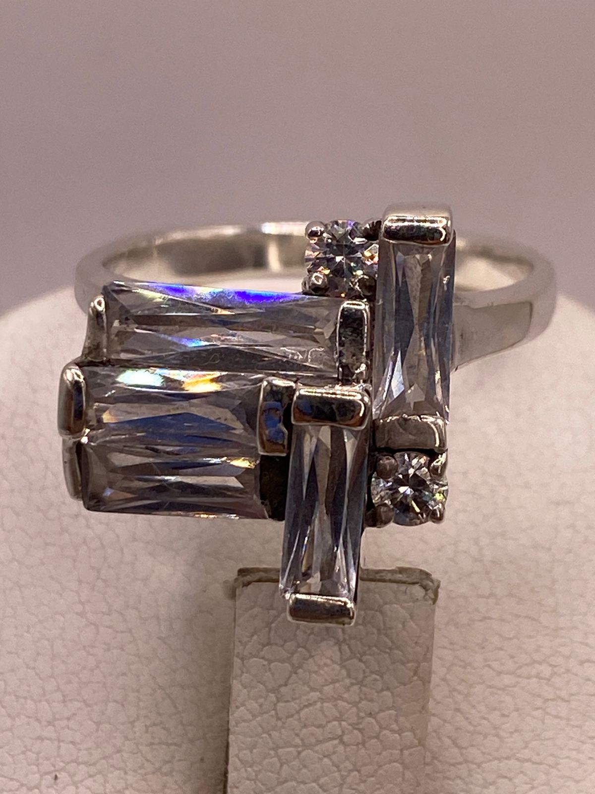 Anillo Geométrico con Zirconias en Plata Ley 925, vista superior