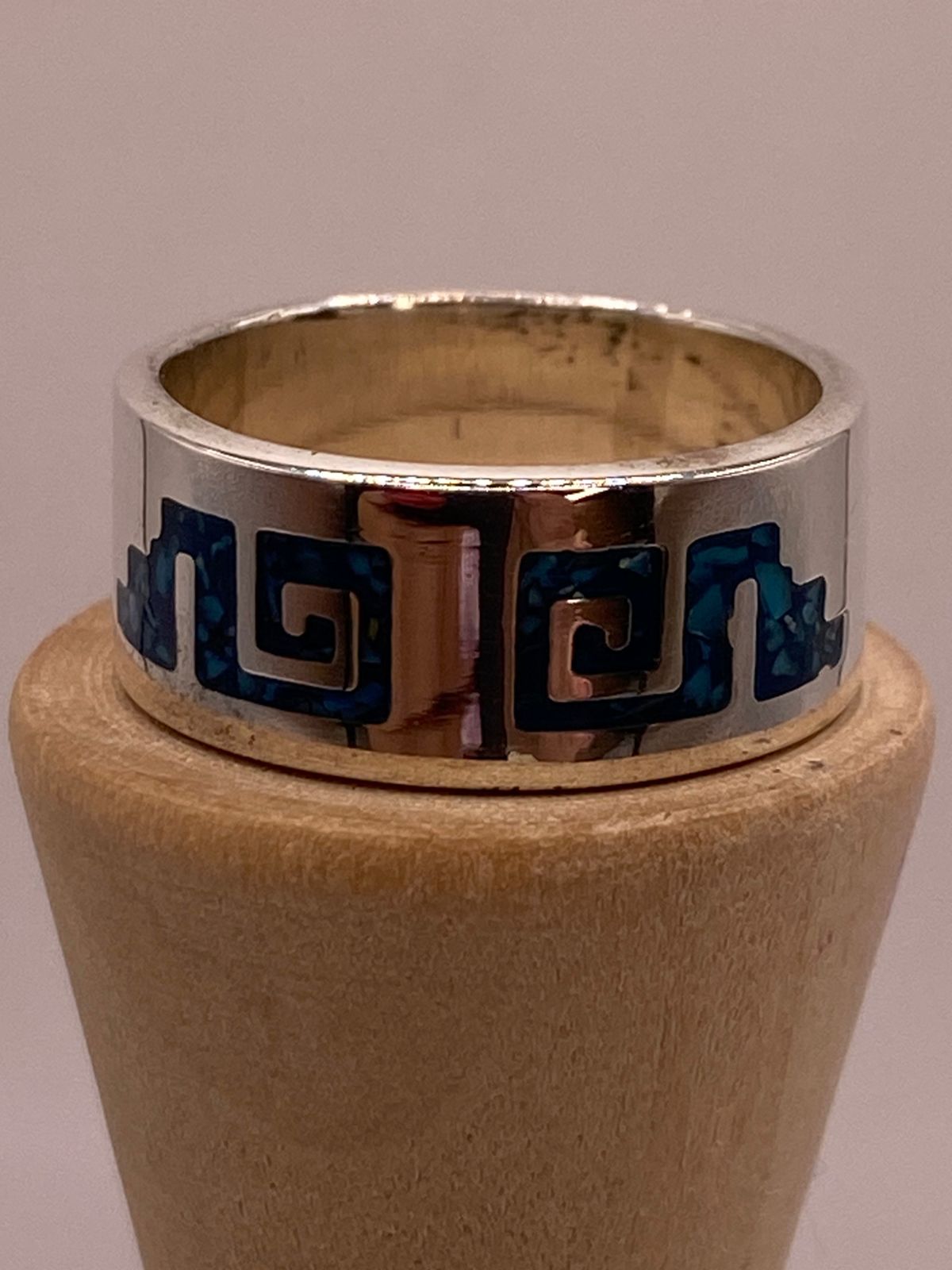 Anillo Greca Azteca de Plata .925 con Incrustación Azul, vista frontal