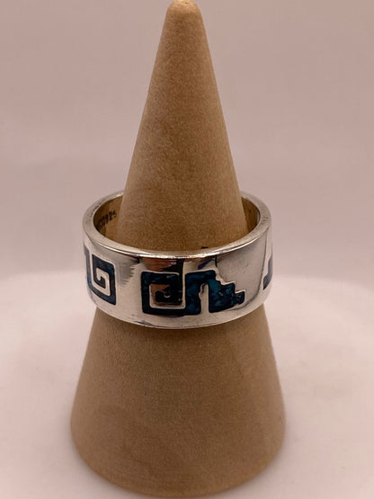 Anillo Greca Azteca de Plata .925 con Incrustación Azul en báscula mostrando peso