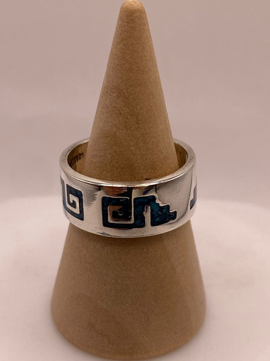 Anillo Greca Azteca de Plata .925 con Incrustación Azul en báscula mostrando peso
