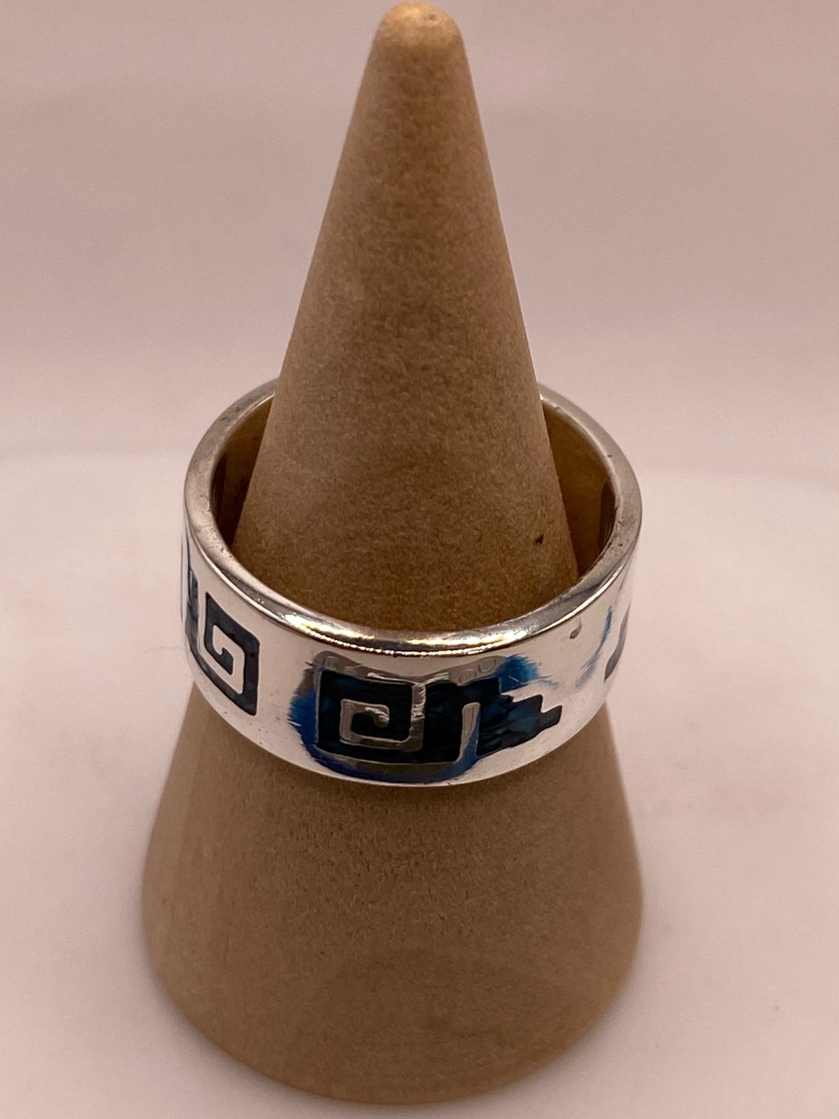 Anillo Greca Azteca de Plata .925 con Incrustación Azul, vista lateral