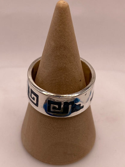 Anillo Greca Azteca de Plata .925 con Incrustación Azul, vista lateral
