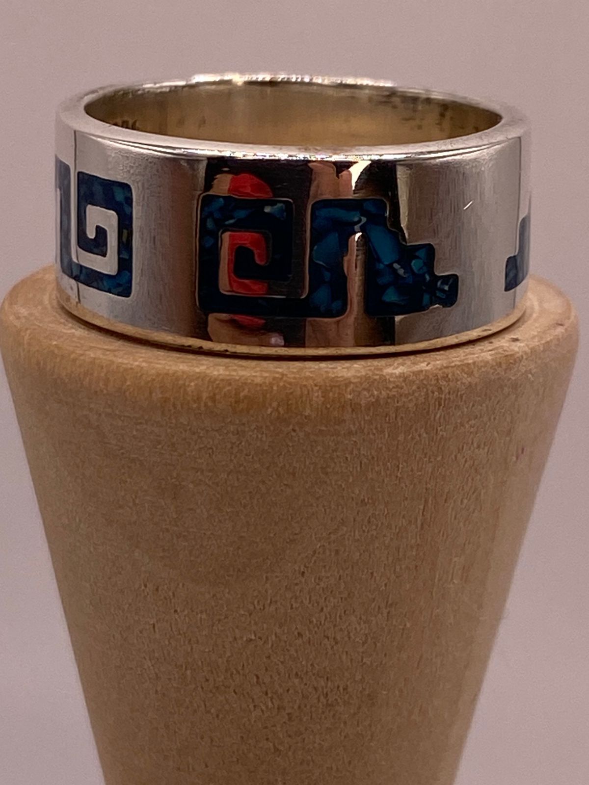 Anillo Greca Azteca de Plata .925 con Incrustación Azul, vista de detalle