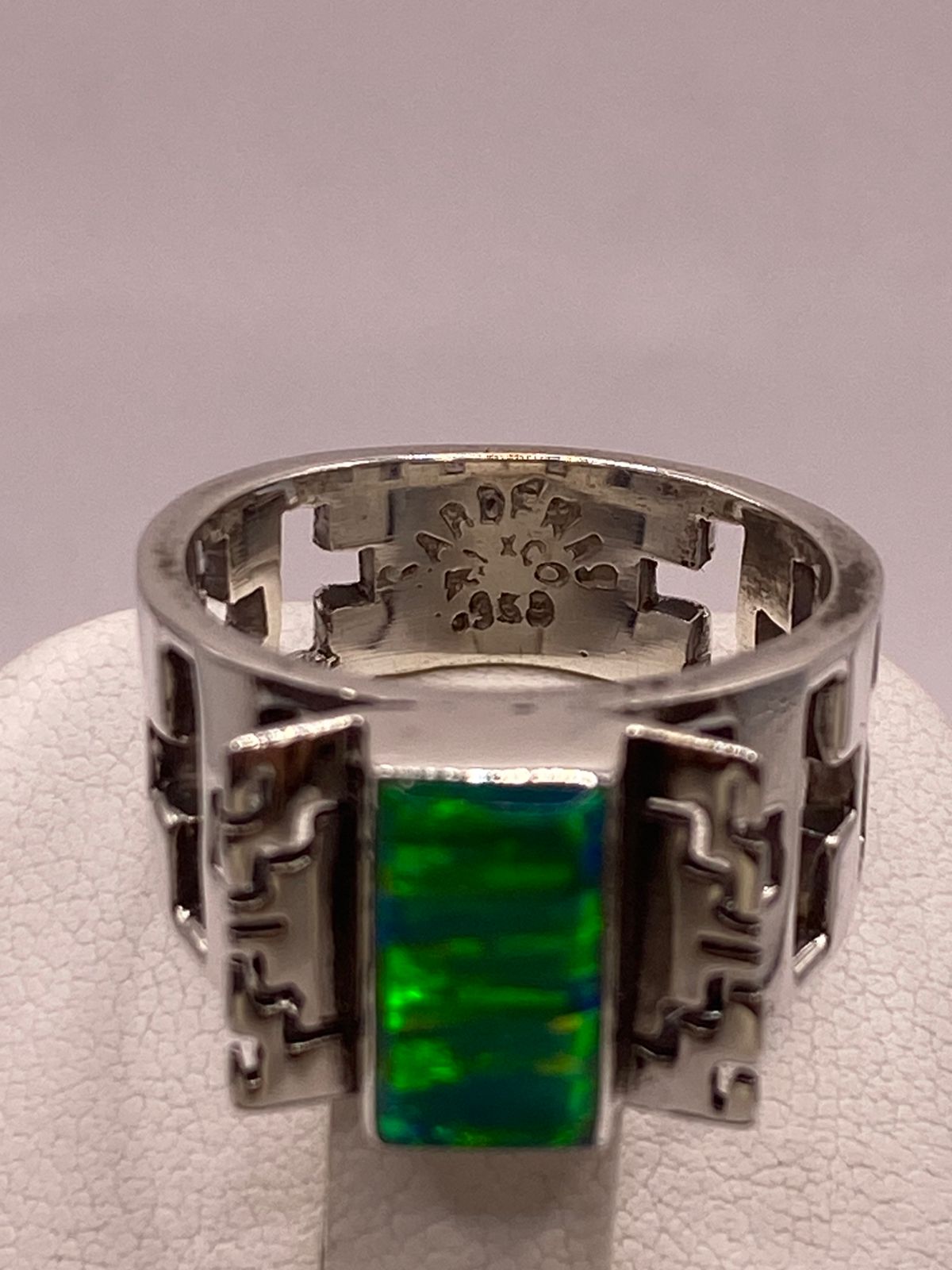 Anillo Greca Calada con Ópalo Azul y Verde en Plata Ley 950, sello de autenticidad Plata Ley .925