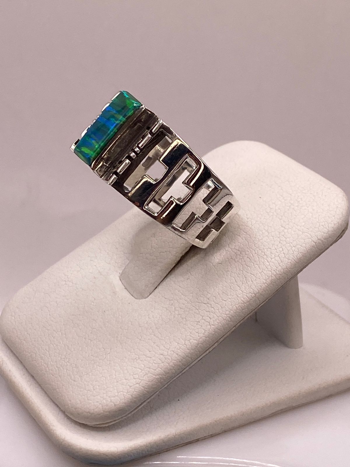 Anillo Greca Calada con Ópalo Azul y Verde en Plata Ley 950, vista lateral
