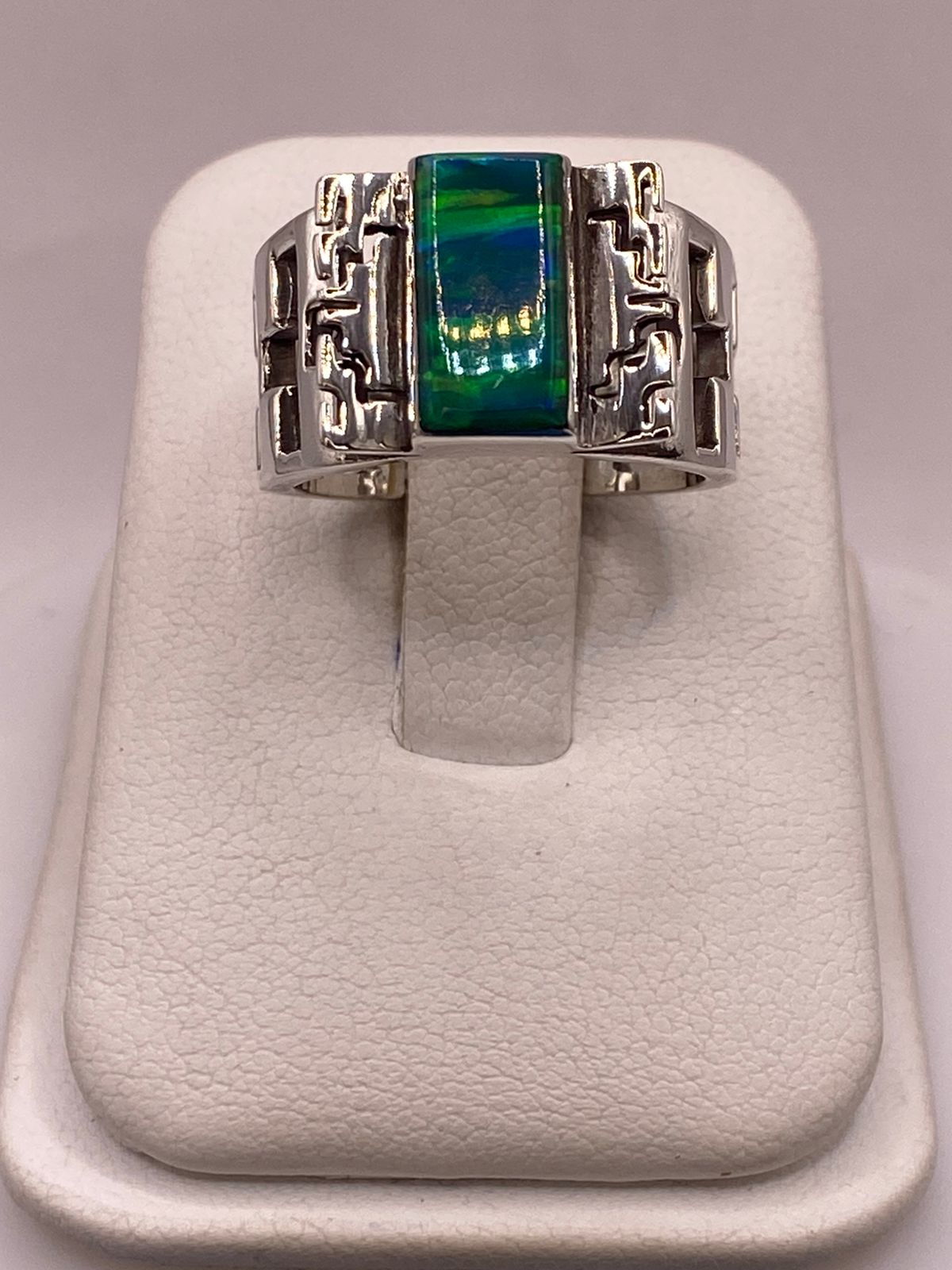 Anillo Greca Calada con Ópalo Azul y Verde en Plata Ley 950, vista frontal