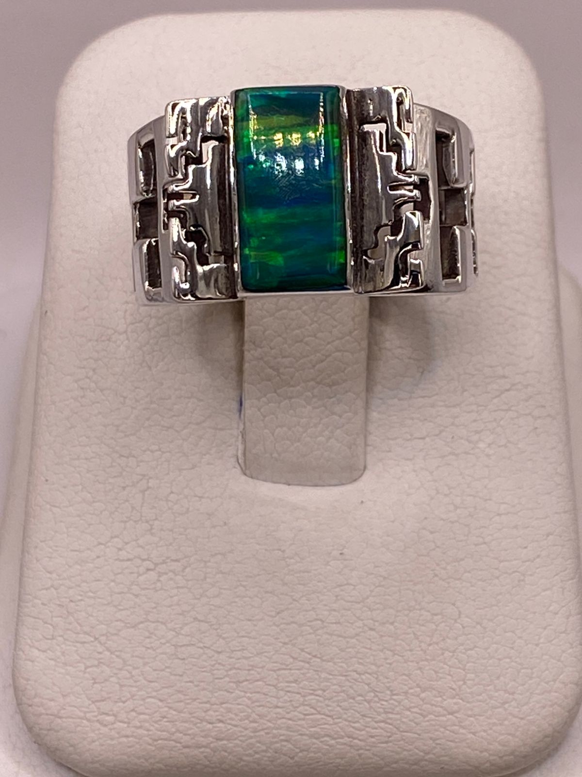Anillo Greca Calada con Ópalo Azul y Verde en Plata Ley 950, vista de detalle