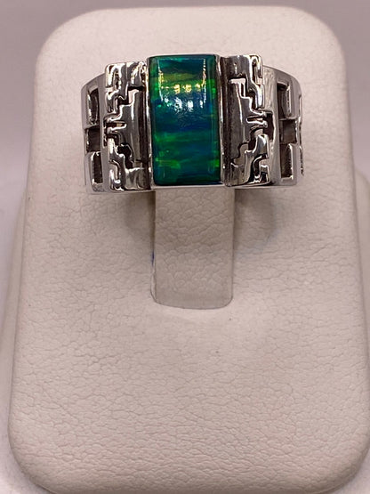 Anillo Greca Calada con Ópalo Azul y Verde en Plata Ley 950, vista de detalle