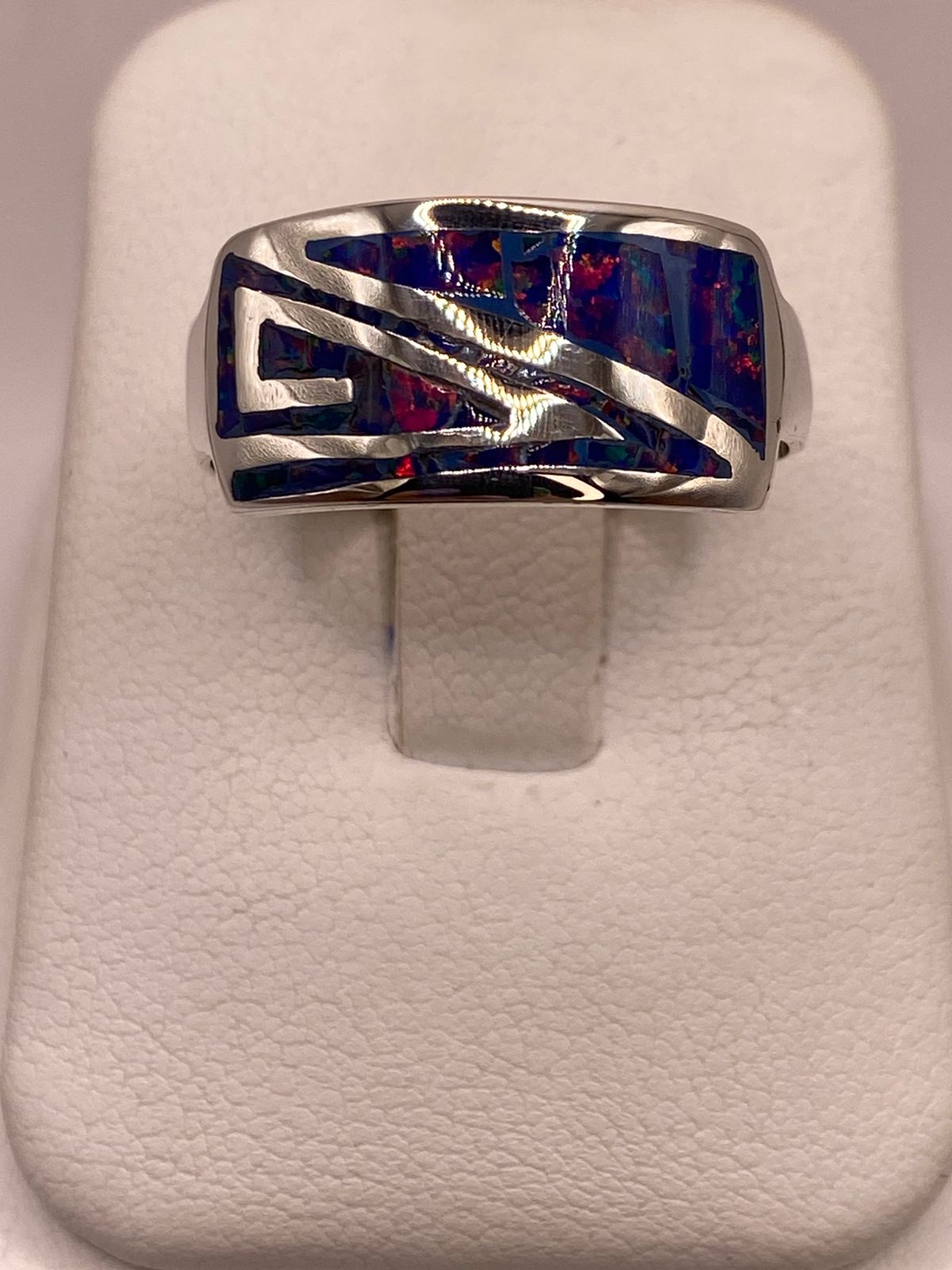 Anillo Greca Contemporáneo de Plata Ley 950 con Ópalo de Fuego, vista lateral