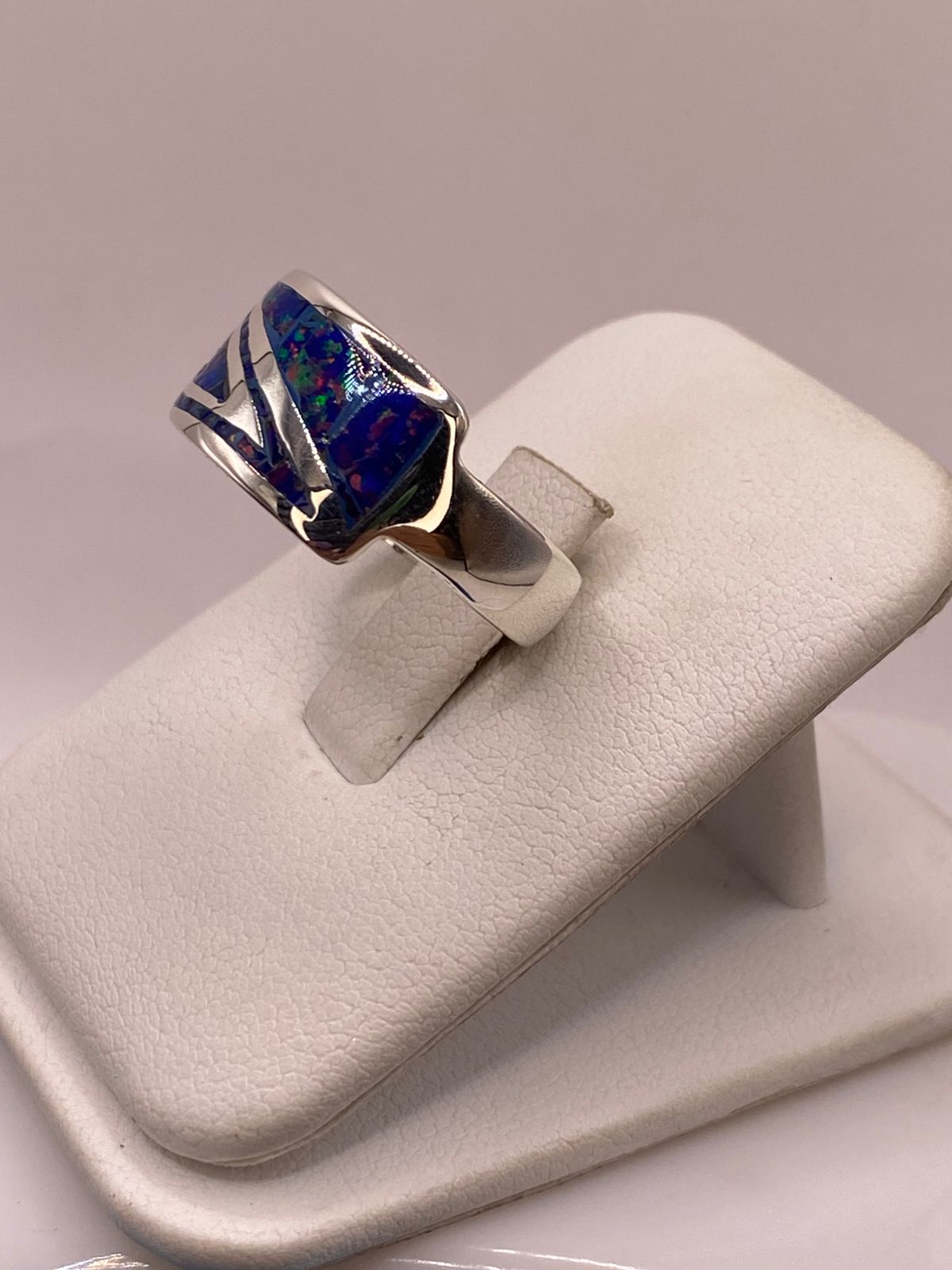 Anillo Greca Contemporáneo de Plata Ley 950 con Ópalo de Fuego, vista frontal