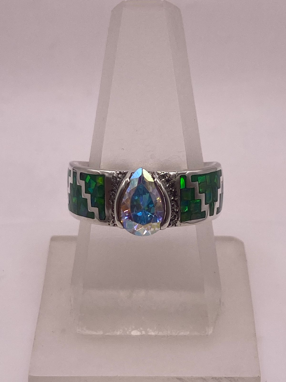 Anillo Greca Escalonada Ópalo Verde & Zirconia Cristal Arcoíris Plata 950, vista lateral
