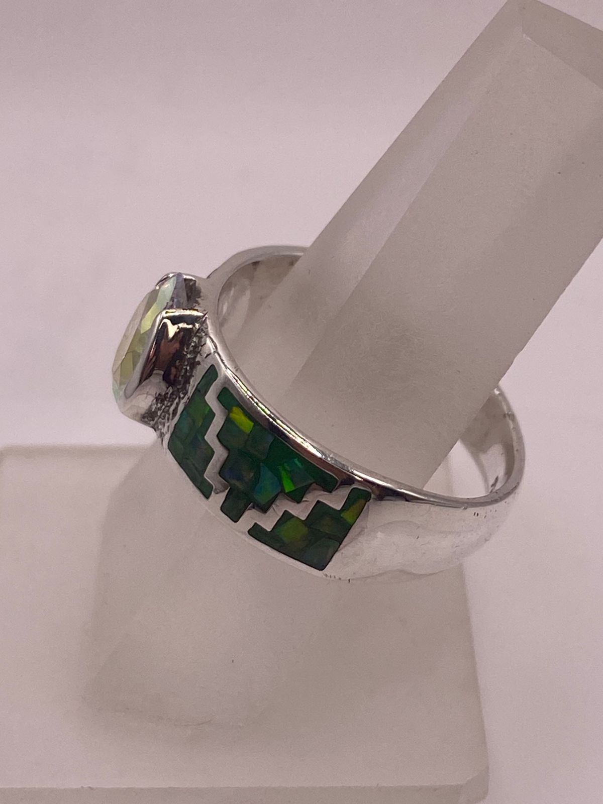 Anillo Greca Escalonada Ópalo Verde & Zirconia Cristal Arcoíris Plata 950, vista de detalle