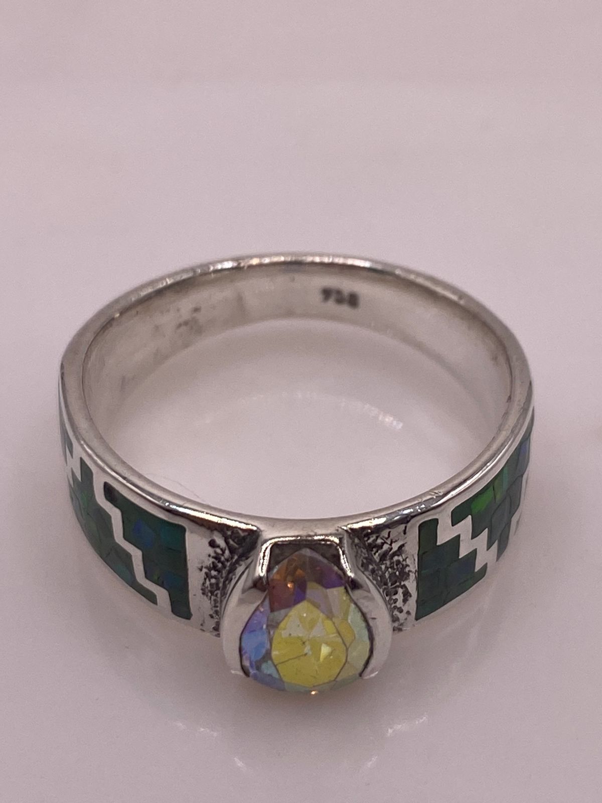 Anillo Greca Escalonada Ópalo Verde & Zirconia Cristal Arcoíris Plata 950, sello de autenticidad Plata Ley .925