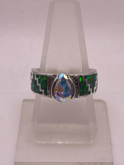 Anillo Greca Escalonada Ópalo Verde & Zirconia Cristal Arcoíris Plata 950 — ángulo diagonal