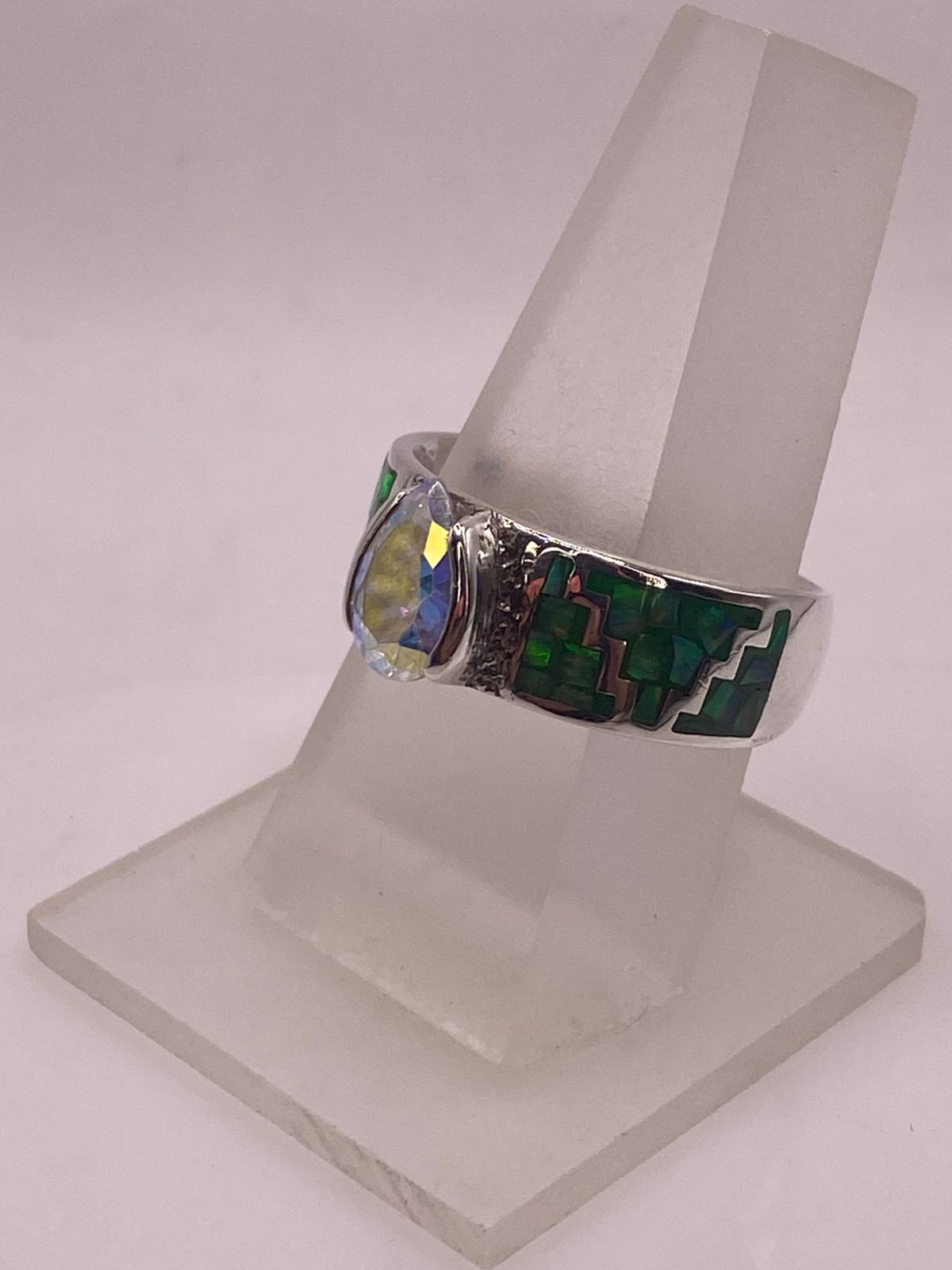 Anillo Greca Escalonada Ópalo Verde & Zirconia Cristal Arcoíris Plata 950, vista frontal