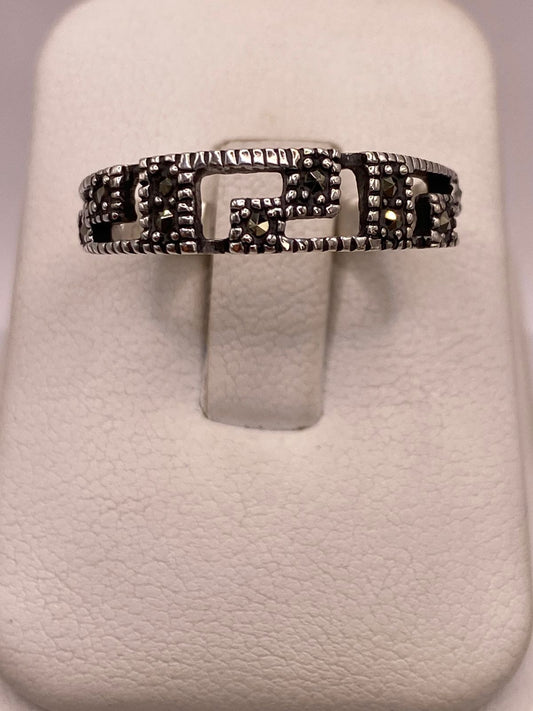 Anillo Greca Geométrico con Marquesitas en Plata Ley 925 — vista lateral