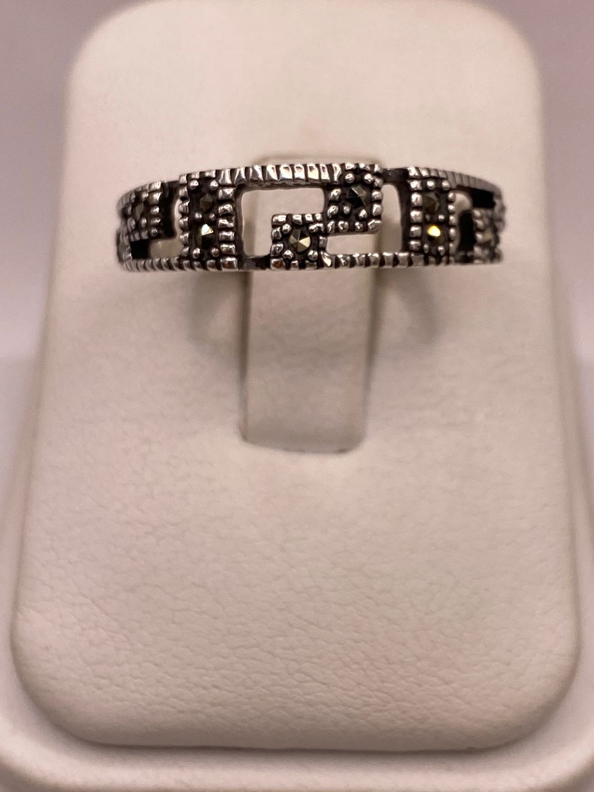 Anillo Greca Geométrico con Marquesitas en Plata Ley 925, vista frontal
