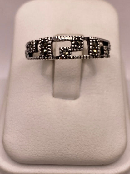 Anillo Greca Geométrico con Marquesitas en Plata Ley 925, vista frontal