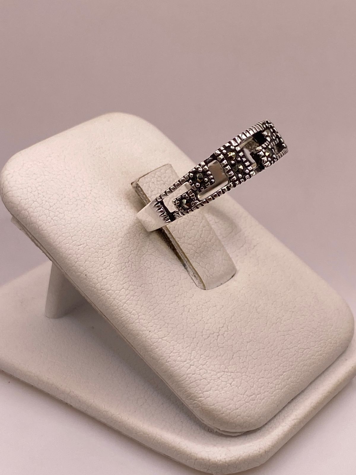 Anillo Greca Geométrico con Marquesitas en Plata Ley 925, vista lateral