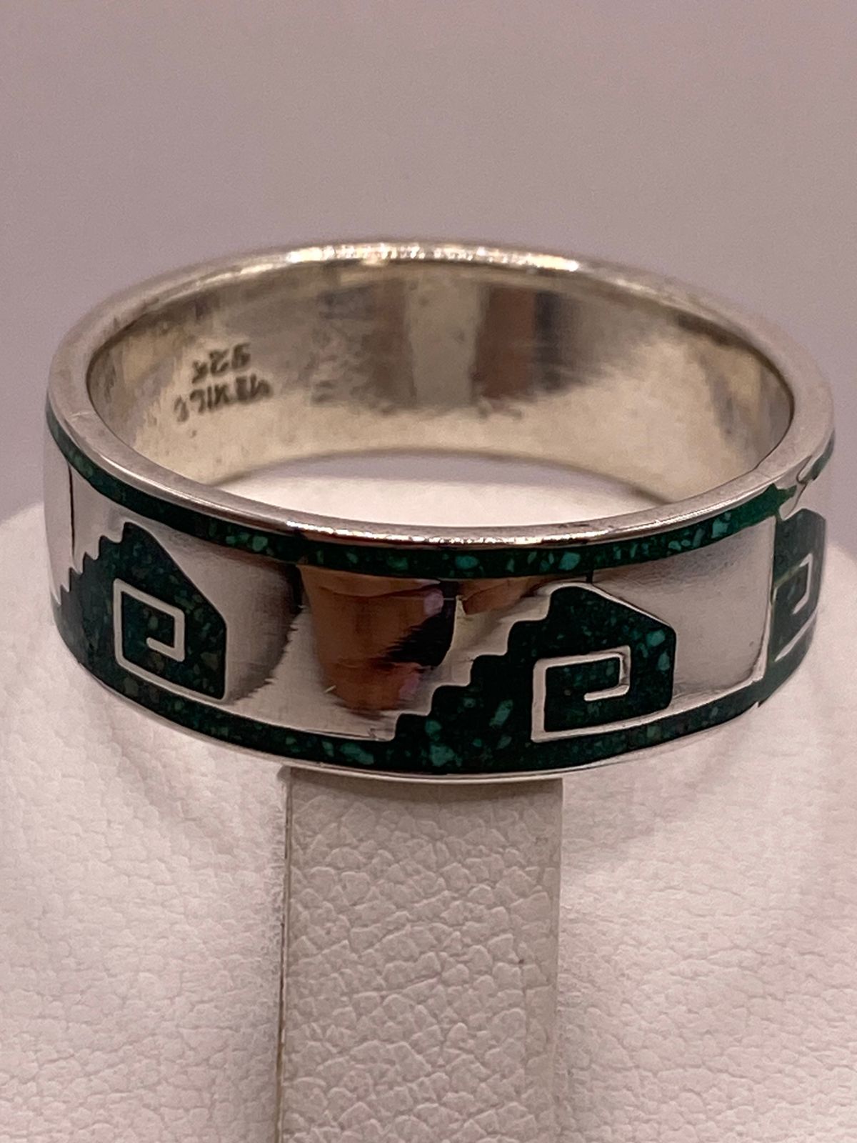Anillo Greca Mesoamericana de Plata .925 con Incrustación Verde, sello de autenticidad Plata Ley .925