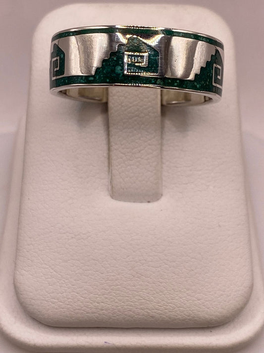 Anillo Greca Mesoamericana de Plata .925 con Incrustación Verde — ángulo diagonal