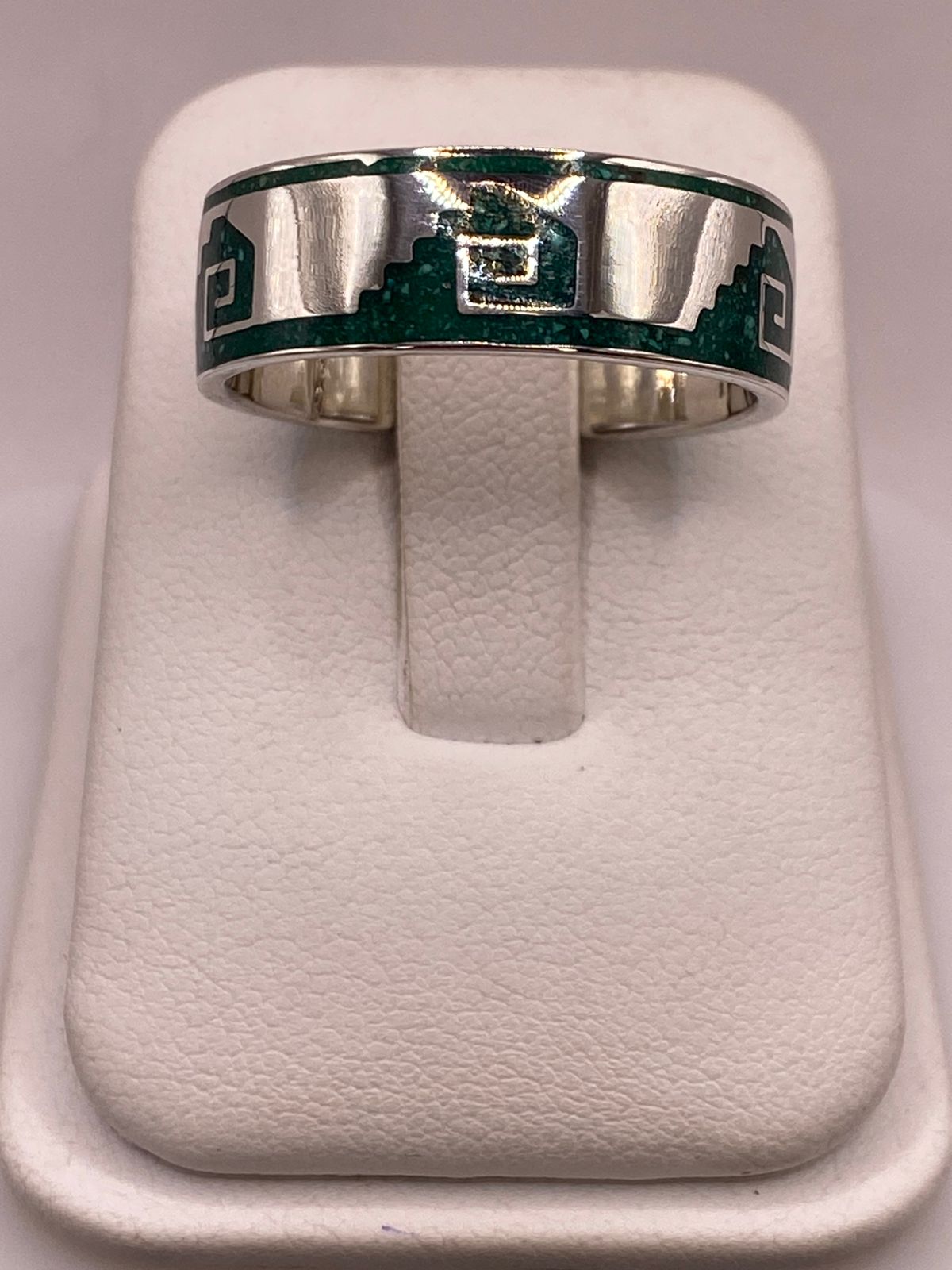 Anillo Greca Mesoamericana de Plata .925 con Incrustación Verde, vista lateral