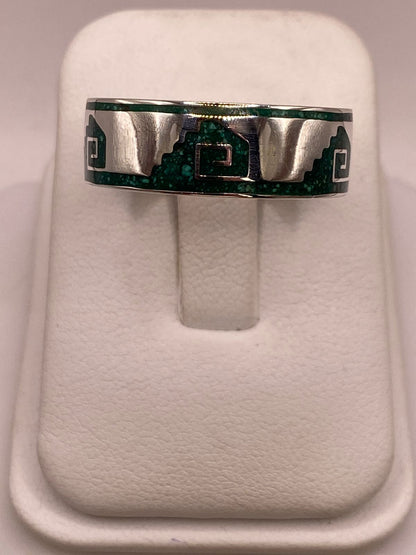 Anillo Greca Mesoamericana de Plata .925 con Incrustación Verde, vista de detalle