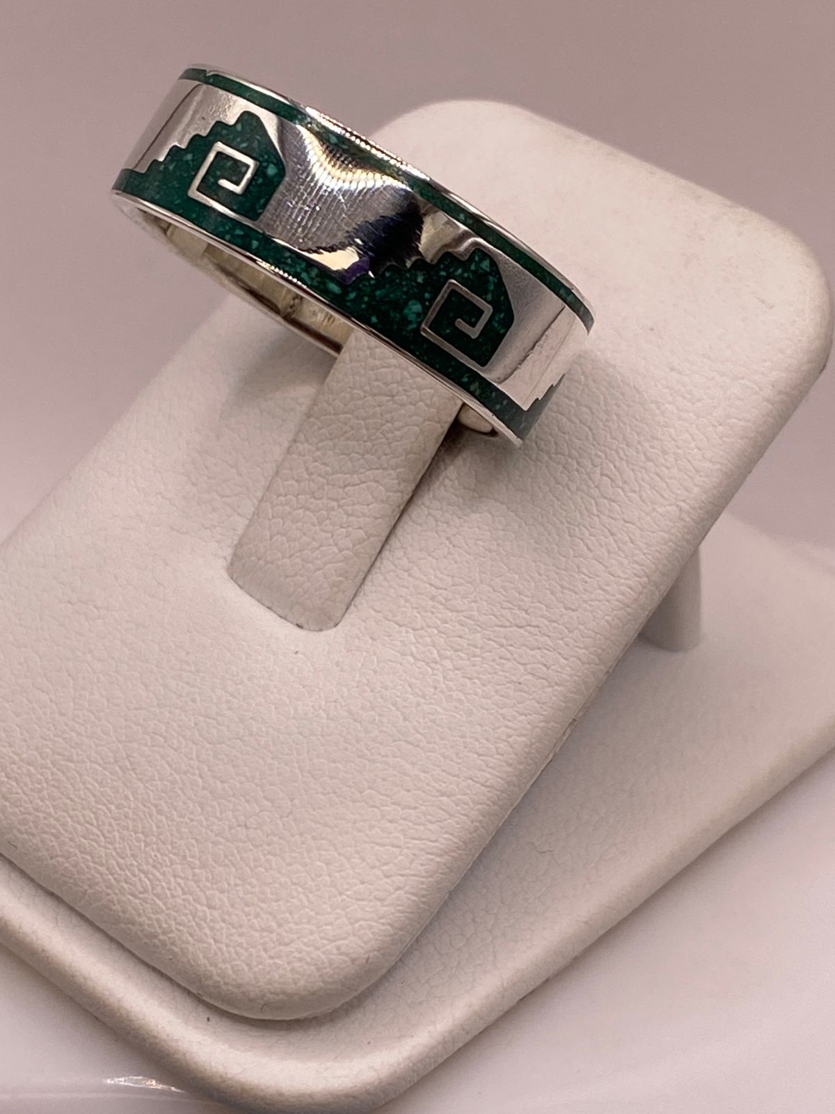 Anillo Greca Mesoamericana de Plata .925 con Incrustación Verde, vista frontal