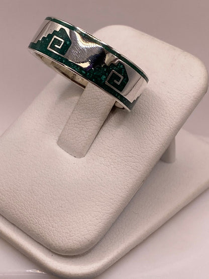 Anillo Greca Mesoamericana de Plata .925 con Incrustación Verde, vista frontal
